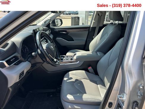 Certified 2021 Toyota Highlander Limited AWD/4WD image 11