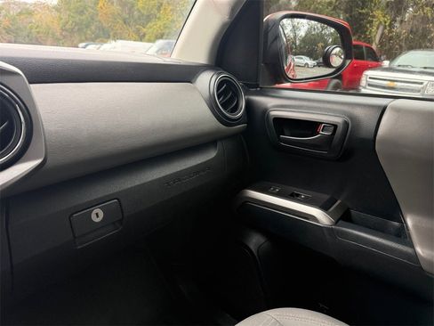 Used 2018 Toyota Tacoma TRD Off-Road image 24