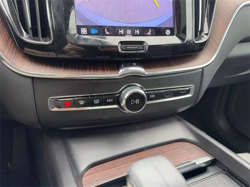Used 2022 Volvo XC60 B5 Momentum image 23