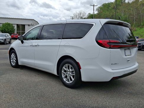 Used 2026 Chrysler Pacifica Select FWD image 4