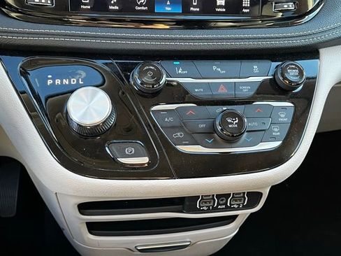 Used 2024 Chrysler Pacifica Select image 21