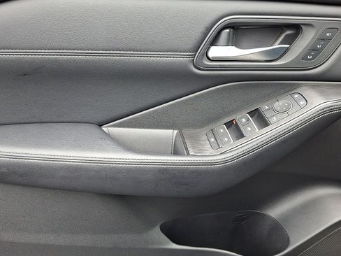 Certified 2025 Nissan Rogue SL w/ Tech Package image 12