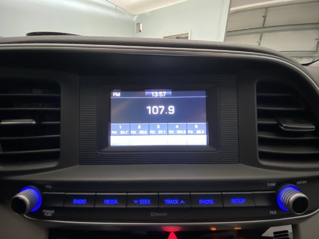 Used 2020 Hyundai Elantra SE FWD image 16