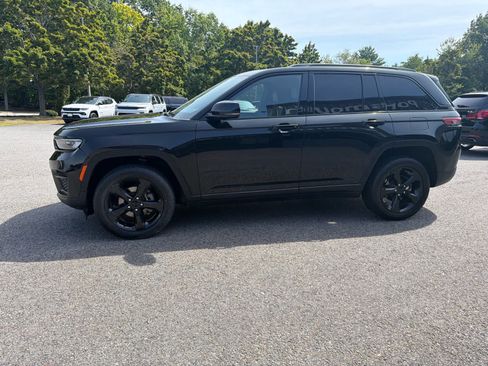 Used 2023 Jeep Grand Cherokee Altitude AWD/4WD image 4