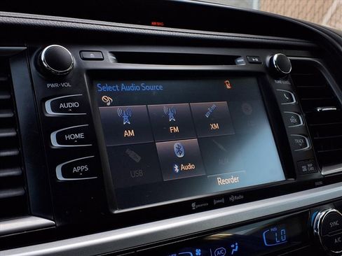 Certified 2019 Toyota Highlander SE w/ Nightshade Edition image 8