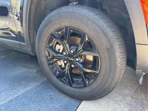 Certified 2025 Jeep Grand Cherokee Altitude AWD/4WD image 7