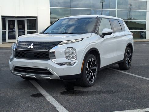 Used 2024 Mitsubishi Outlander SE image 1