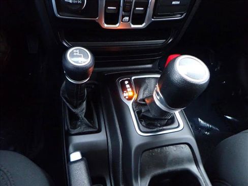 Used 2022 Jeep Gladiator Sport image 19