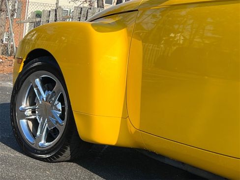 Used 2005 Chevrolet SSR w/ Preferred Equipment Group image 10