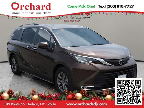 Used 2022 Toyota Sienna XLE image 1
