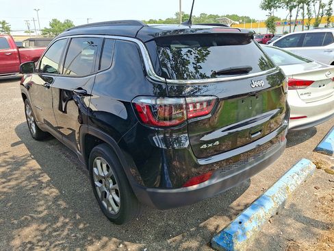 Used 2023 Jeep Compass Latitude w/ Sun and Sound Group AWD/4WD image 4