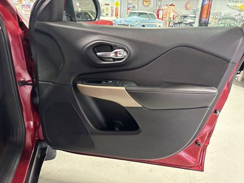 Used 2017 Jeep Cherokee Latitude w/ Comfort/Convenience Group image 41