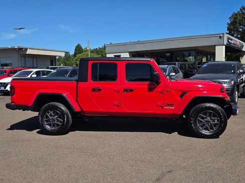 Used 2024 Jeep Gladiator Sport AWD/4WD image 9