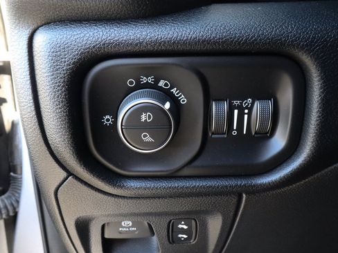 Used 2022 RAM 1500 Laramie AWD/4WD image 18