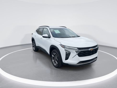 Used 2025 Chevrolet Trax LT FWD image 2