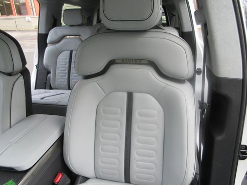 Used 2023 Rivian R1S Launch Edition image 12