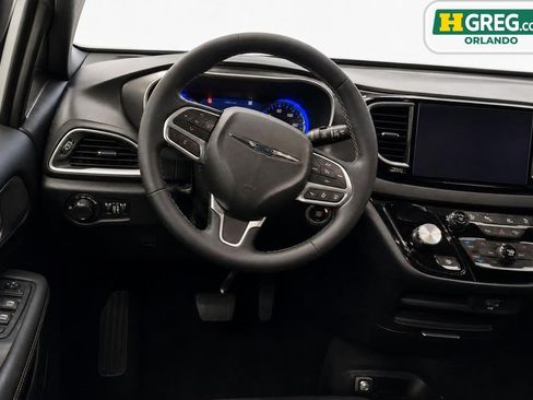 Used 2026 Chrysler Voyager LX FWD image 13