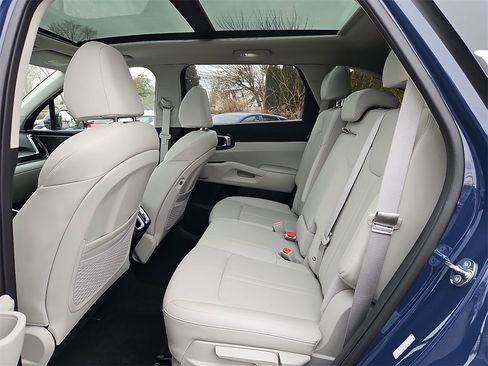 Certified 2025 Kia Sorento S w/ Panoramic Sunroof Package image 13