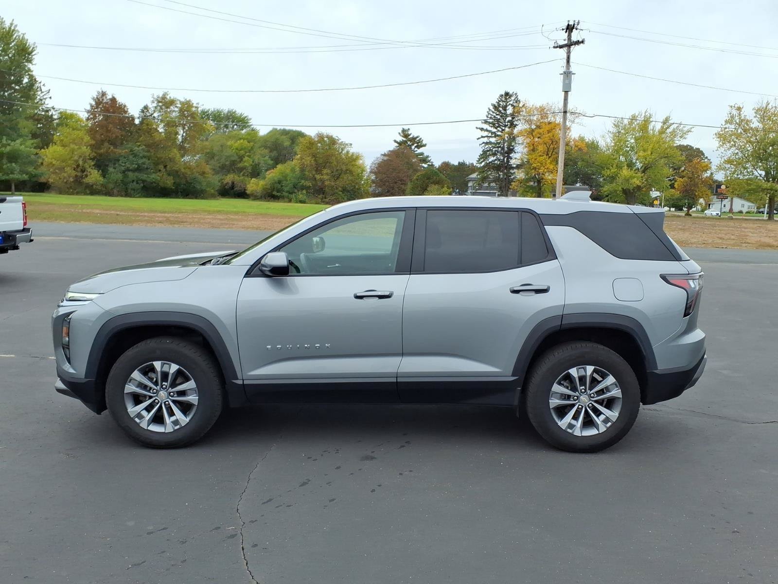 Used 2025 Chevrolet Equinox LT AWD/4WD image 2