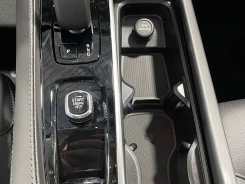 Used 2025 Volvo XC90 T8 Plus image 18