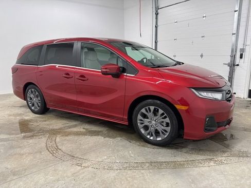 Used 2025 Honda Odyssey Touring image 3