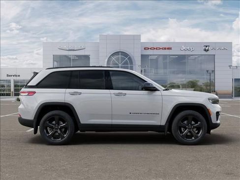 New 2025 Jeep Grand Cherokee Altitude image 21