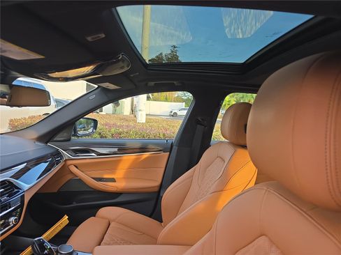 Used 2023 BMW 540i w/ Premium Package image 24