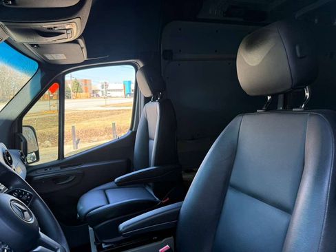 Used 2023 Mercedes-Benz Sprinter 2500 image 20