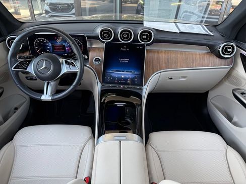 Used 2024 Mercedes-Benz GLC 300 4MATIC image 11