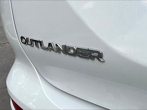 Used 2023 Mitsubishi Outlander SE image 9