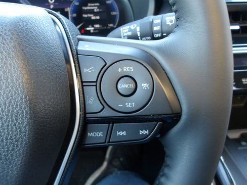 Used 2023 Toyota Venza Limited image 17