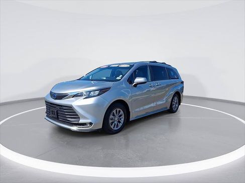 Certified 2025 Toyota Sienna XLE FWD image 5