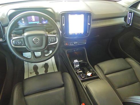 Used 2025 Volvo XC40 B5 Plus image 2
