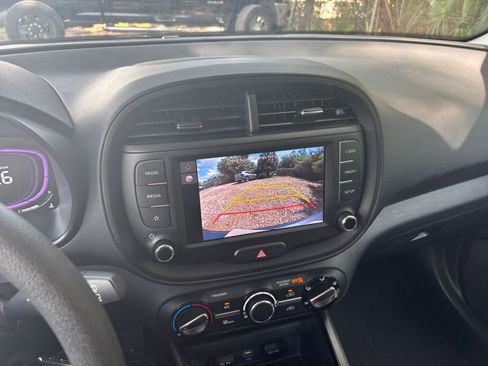 Used 2025 Kia Soul LX w/ LX Technology Package FWD image 24