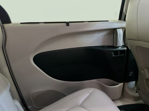 Used 2017 Chrysler Pacifica Touring-L image 27