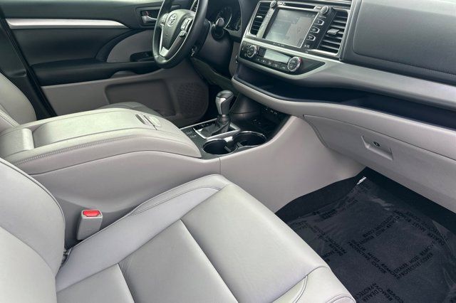 Certified 2019 Toyota Highlander XLE FWD image 21