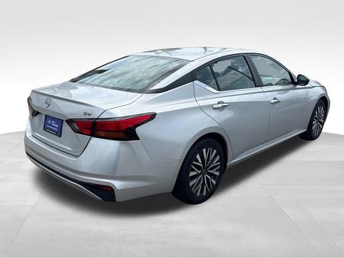 Used 2024 Nissan Altima 2.5 SV FWD image 10