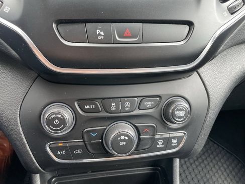 Used 2019 Jeep Cherokee Latitude Plus image 11