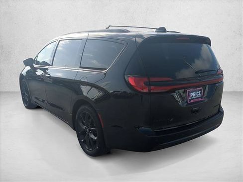 Used 2025 Chrysler Pacifica Limited FWD image 8