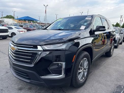 Used 2023 Chevrolet Traverse LT FWD image 2