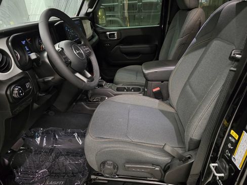 Used 2025 Jeep Gladiator Sport AWD/4WD image 18