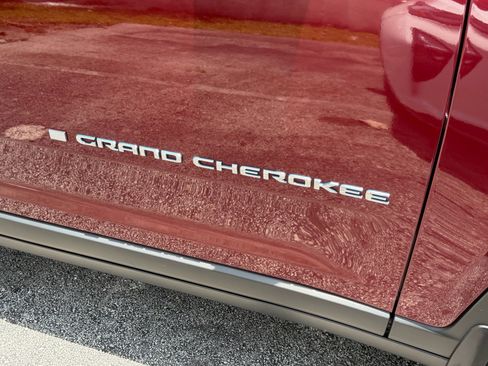 Used 2022 Jeep Grand Cherokee Limited 4xe w/ Luxury Tech Group II AWD/4WD image 12