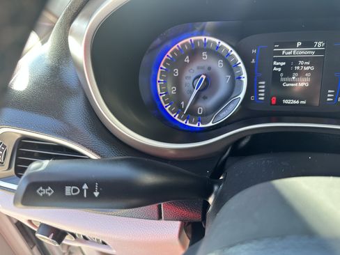 Used 2018 Chrysler Pacifica Touring-L image 14