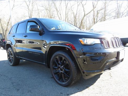 Used 2020 Jeep Grand Cherokee Altitude image 3