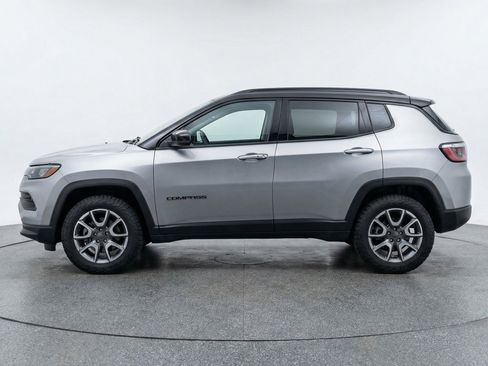 Used 2025 Jeep Compass Trailhawk image 5