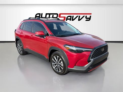 Used 2024 Toyota Corolla Cross XLE image 1