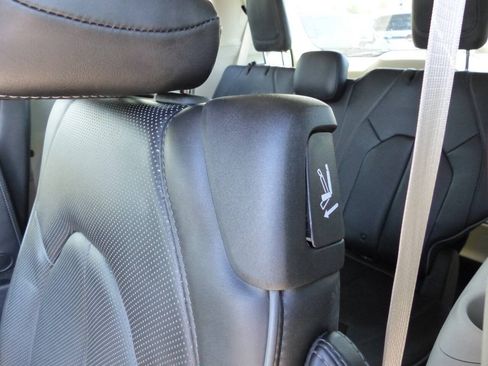 Used 2020 Chrysler Pacifica Limited FWD image 39
