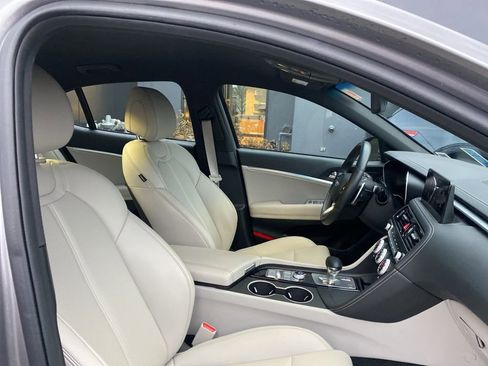 Used 2023 Genesis G70 2.0T image 9