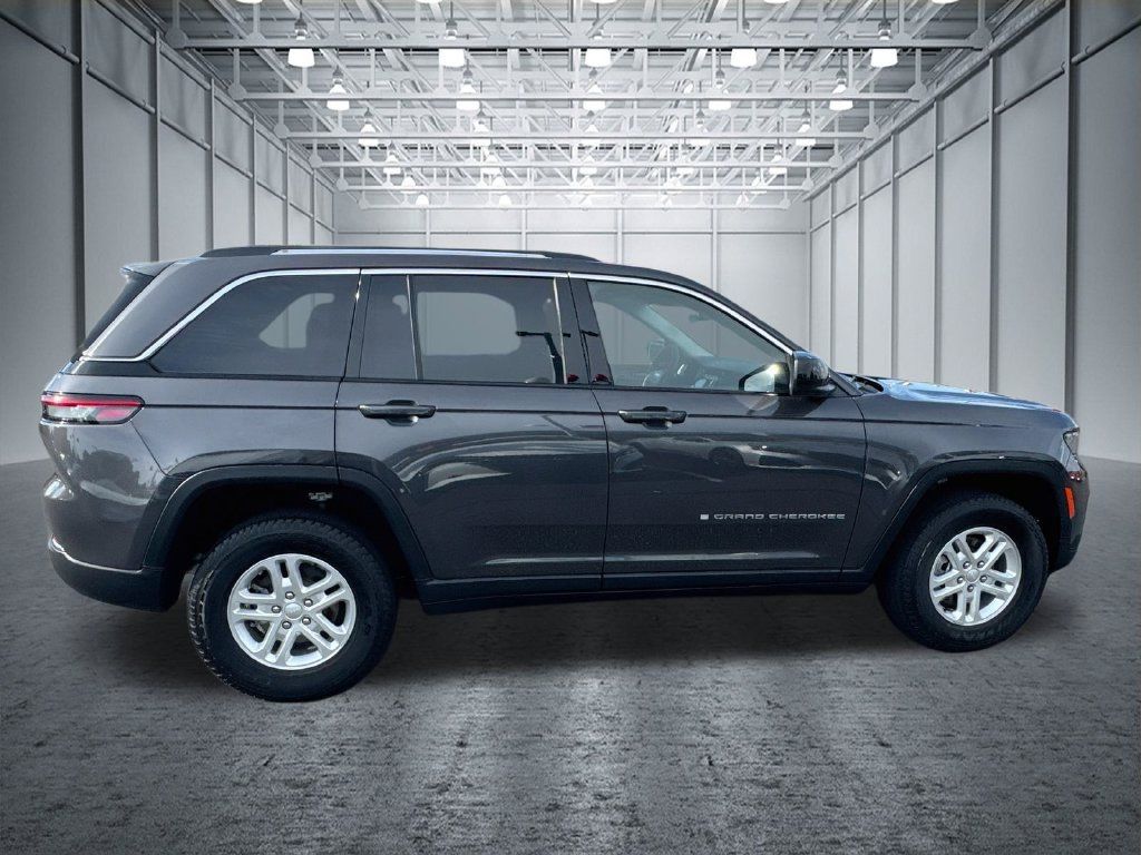 Used 2023 Jeep Grand Cherokee Laredo AWD/4WD image 10