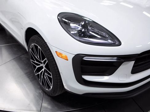 Certified 2025 Porsche Macan image 12